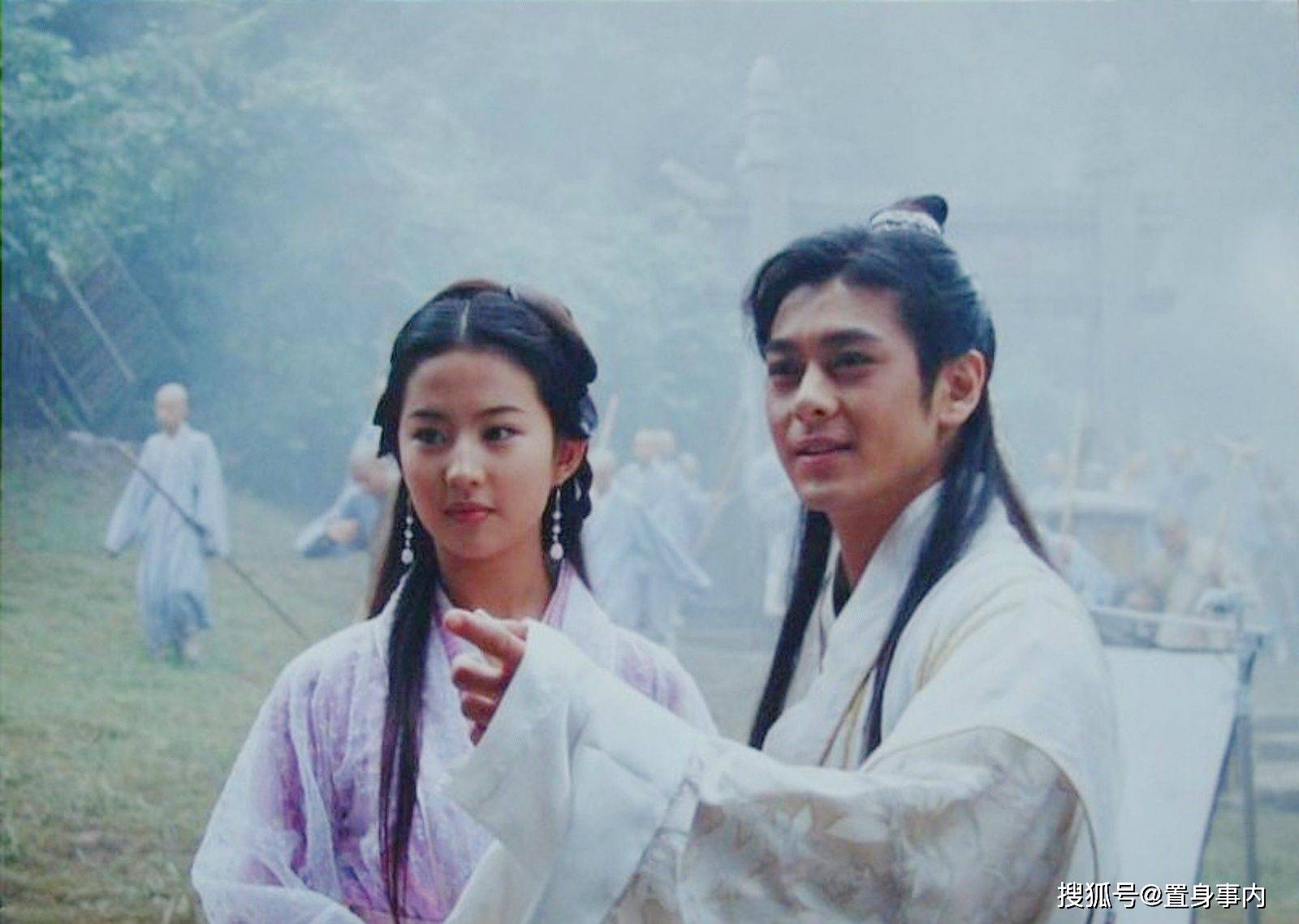 2003年,林志颖出演《天龙八部》中的段誉,因过于个性的"道化服"引起