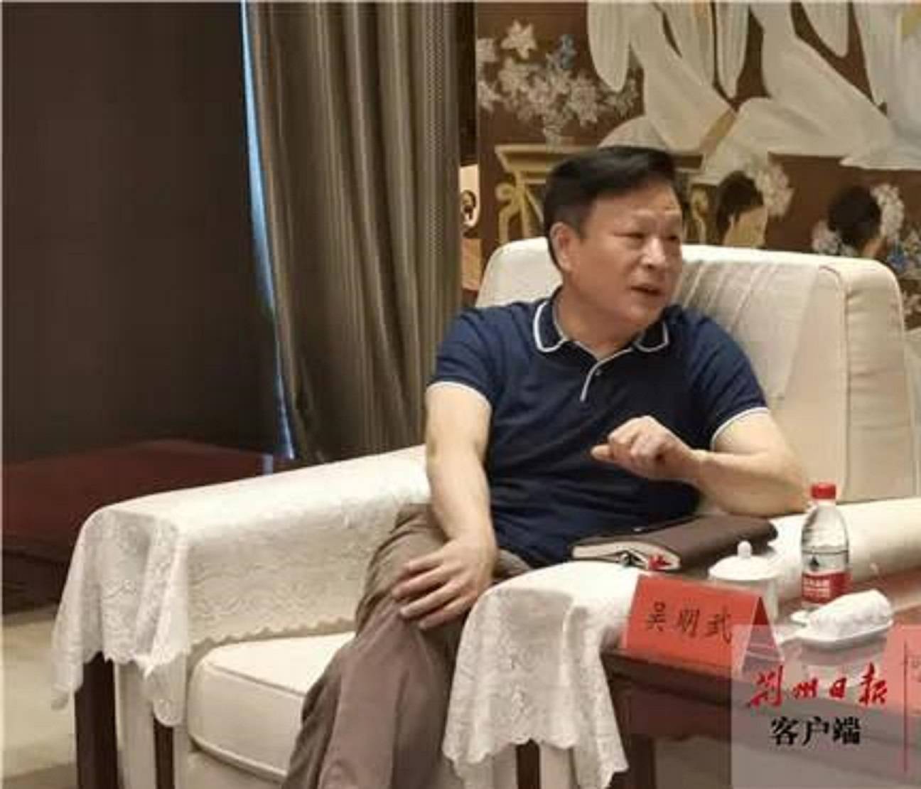 梳理吴明武的大概经历:中专一毕业就回家干起了收购蔬菜的生意;26岁