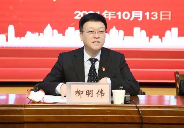校党委书记柳明伟作重要讲话.他首先向各位新同学表示热烈欢迎!