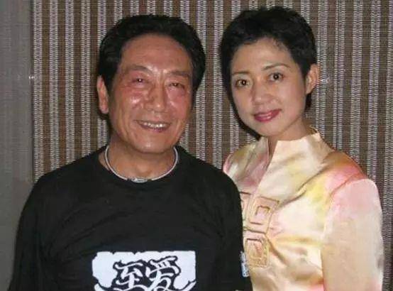 王奎荣的第二任妻子叫饶芯语,不仅长得非常漂亮,出生于1983年的她比