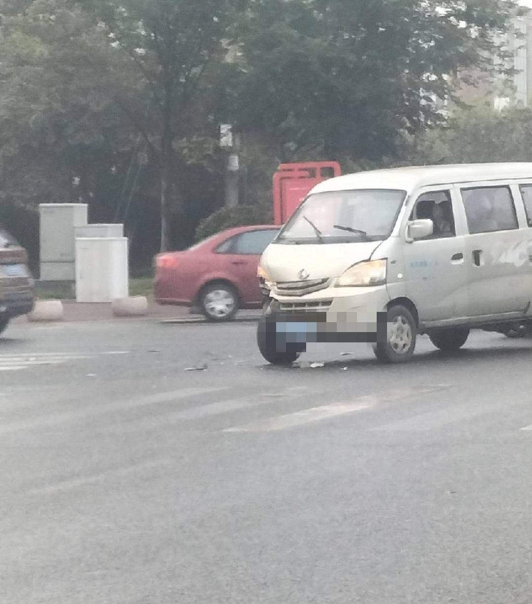 日照市旭阳路与兴海路路口发生交通事故