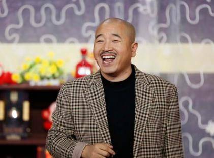 从照片中我们可以看到王小利前妻依旧年轻貌美.