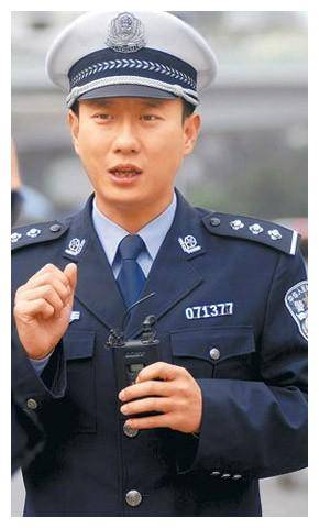 停播3年,那个从不开罚单的"网红交警"谭乔,为何患抑郁症了?_谭警官