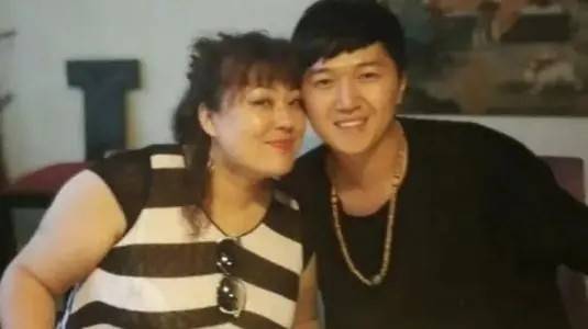 后来,李菁菁还生了一场病,刘振寸步不离地守在她身边,在他的精心呵护