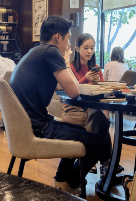 原创王子文与男友餐馆约会被偶遇,素颜照被赞美,吴永恩穿短袖真抗冻