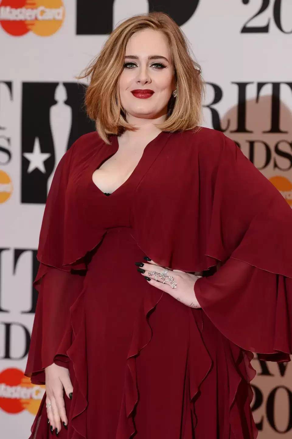 13)adele 身高 175 cm,刚出道的时候体重高达两百多斤,所以我们能看到