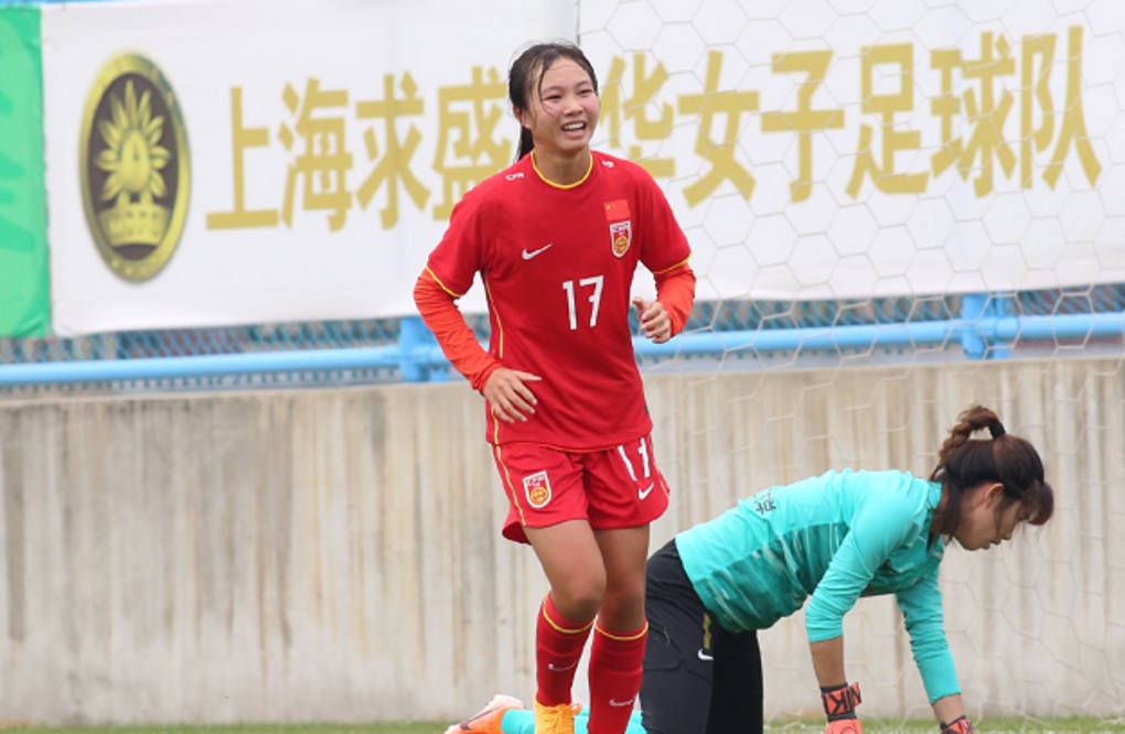 原创9-0!中国女足u17踢疯了,3分钟连轰3球,绕开门将打空门戏耍对手