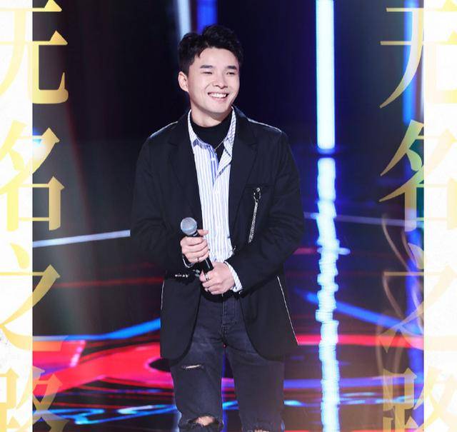 首先,十年前参加第一季,光着脚唱《2021中国好声音》的黄鹤,拿着自己