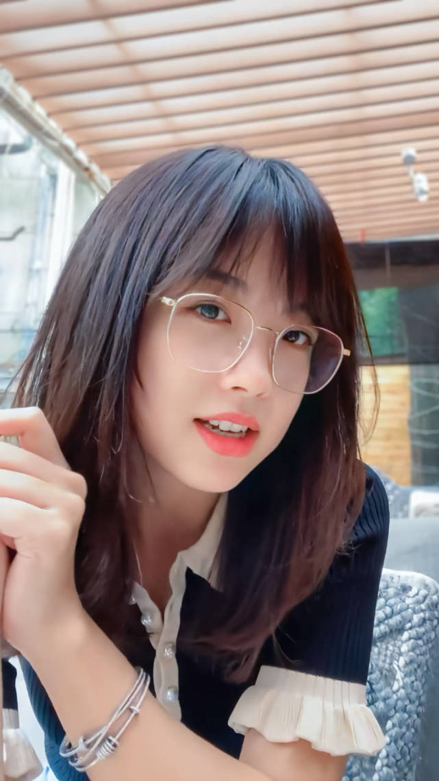 原创王冰冰成央视美貌担当穿毛衣比偶像剧女主甜太有国民初恋的氛围