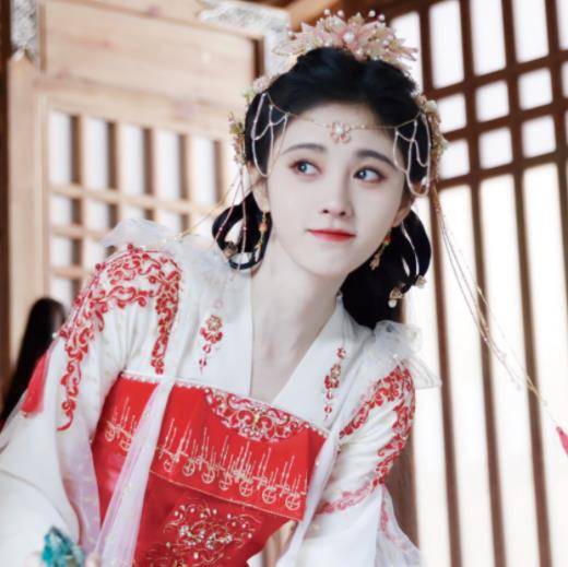 原创冲着鞠婧祎看《嘉南传》,却被女三吸引了,造型简单让人一眼难忘