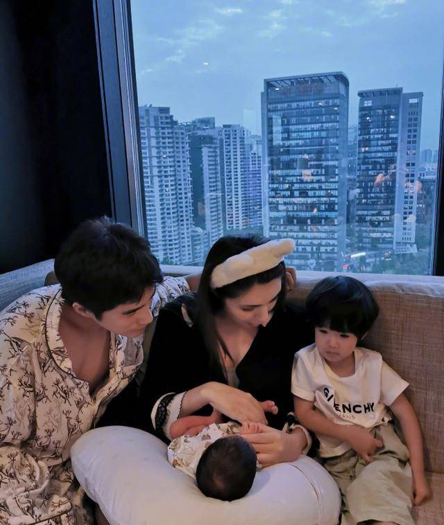 眼睛是闭着的,肯定是个大眼睛的可爱宝宝.