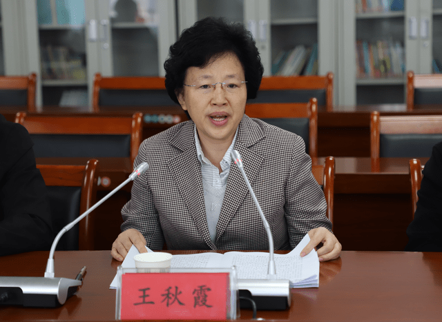 图为驻马店市政协副主席王秋霞在座谈会上发言