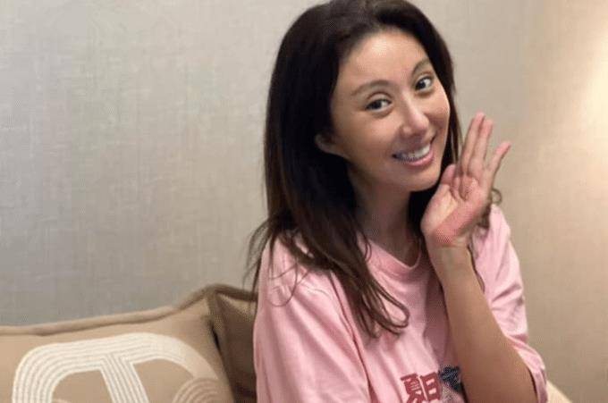 原来10号突然肚子疼,就让老公赶紧送她去医院治疗.