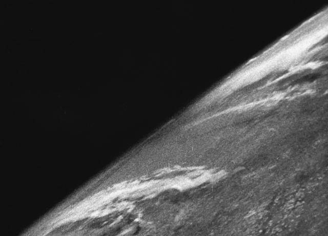 1957年10月4日,前苏联将第一个人造地球卫星送到近地轨道中顺利运行