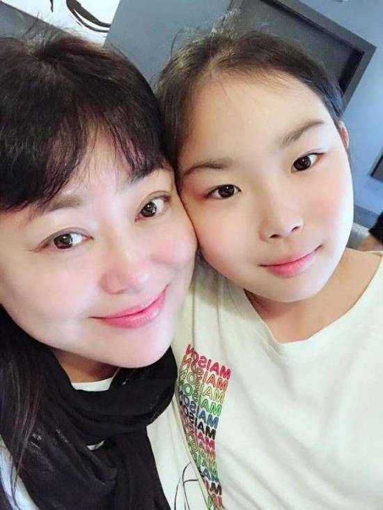 李菁菁与老公现身医院,女方患癌后身体虚弱,90后老公当人形靠垫