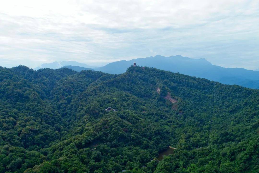 青城县乃蜀州之属邑,位于成都之西,青城山在县城西北三十二里处.