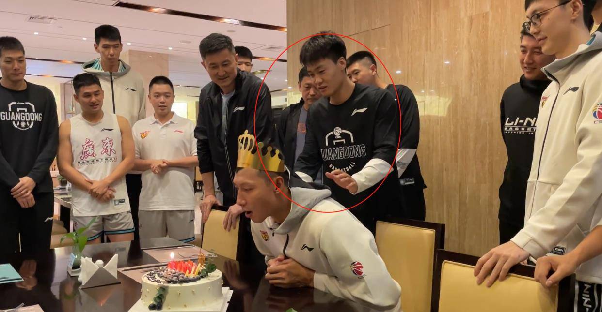 阿联庆生,唱歌合影,只吃不砸,赵睿1举动太坏了_易建联