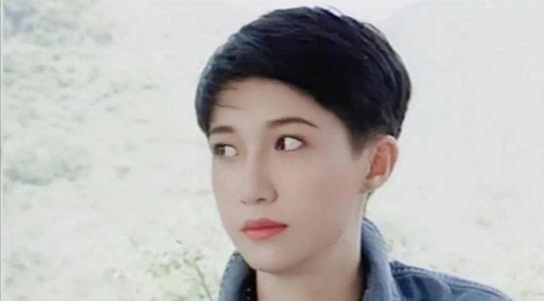 吴绮莉晒自己18岁旧照一头短发超有灵气网友难怪曾迷倒成龙