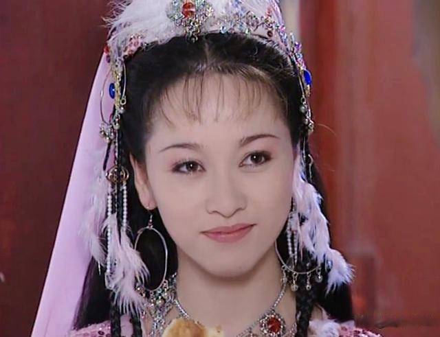 2001年《风流才子纪晓岚》播出,宋妍扮演美艳高傲的香妃.