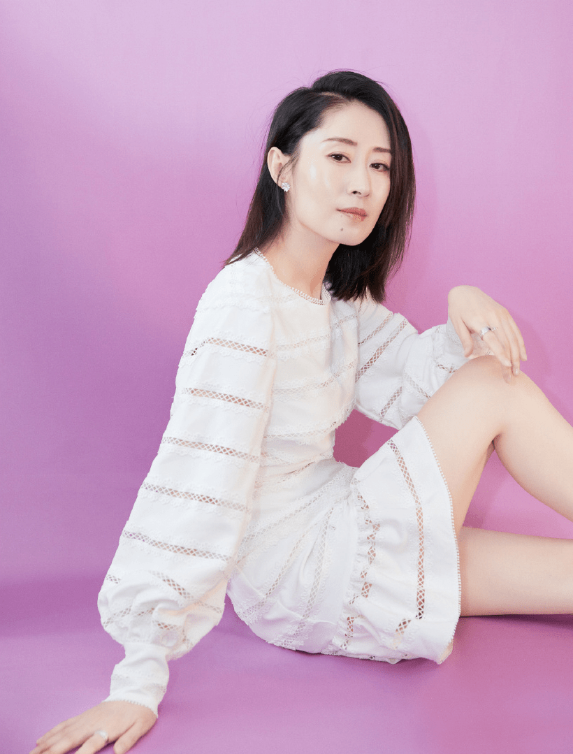 刘敏涛真的能当姐姐团c位了穿灯笼袖连衣裙44岁好少女
