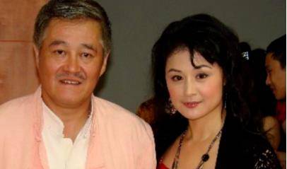 得知于月仙去世的消息后,曾在乡村爱情中扮演谢大脚丈夫的王小宝