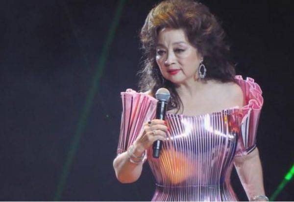 但徐小凤却是一个特例,春晚为她破例,宁愿不嫁人也不改国籍,72岁无儿