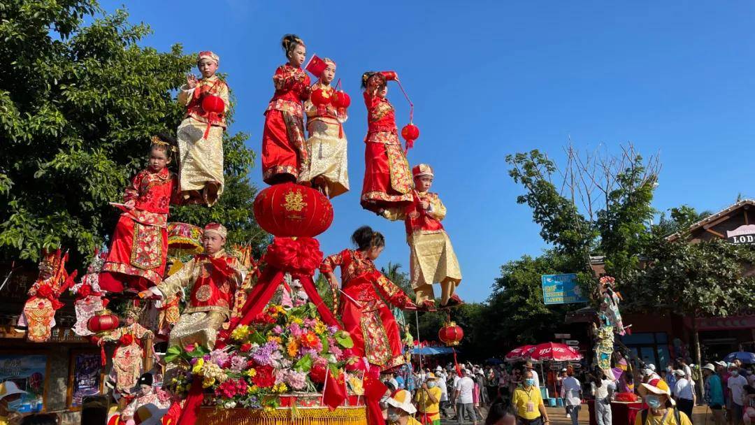 浓妆重彩,艳丽华服之中,是吴川三绝之飘色巡游,南派粤剧等优秀传统
