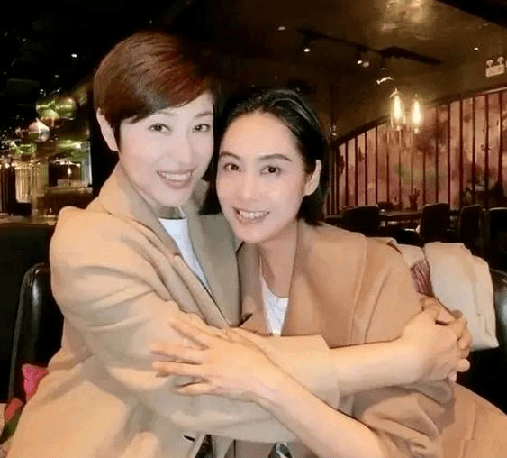 55岁陈法蓉庆生照片爆出,依然五官精致皮肤白净_蔡少芬