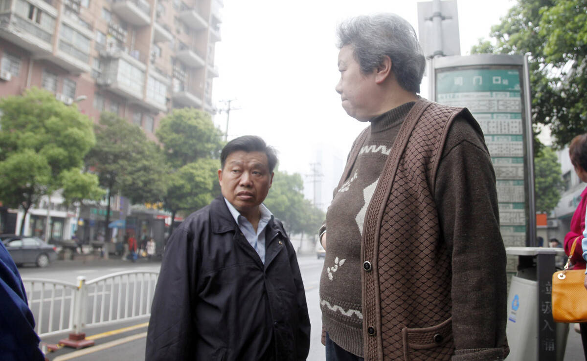 原创为什么说人老后,千万不要把钱袋捂得太紧?74岁老人说出惨痛经历