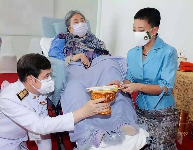 泰王原配11月罕见露面,中风后头发全白了,帕公主前途堪忧_母亲