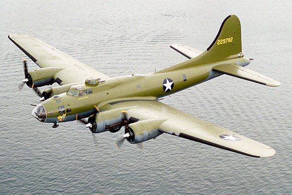 b-17机群一共在欧陆丢下了640000吨的弹药,超过所有美军轰炸机投掷量