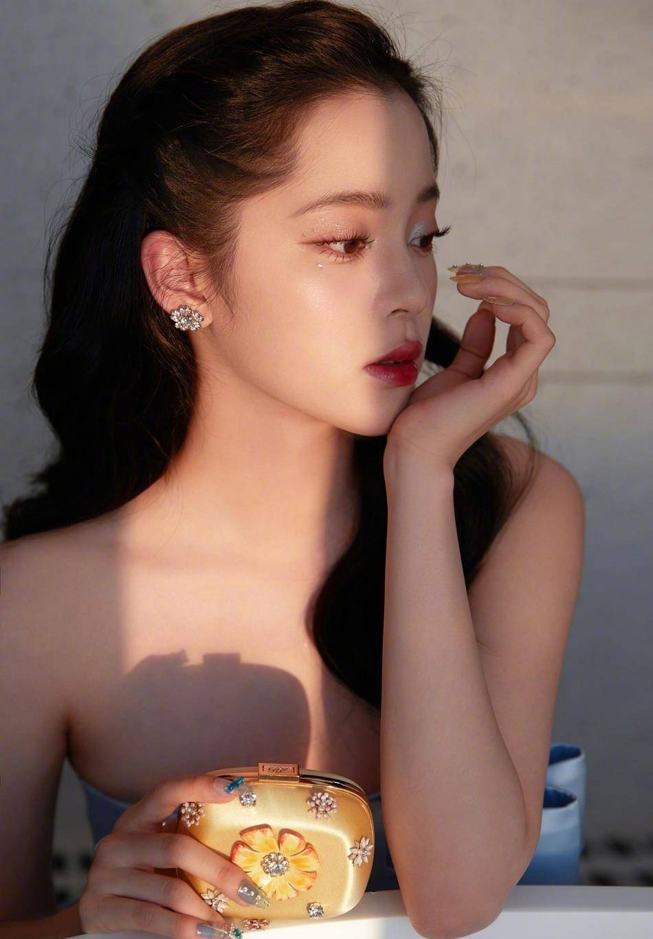 欧阳娜娜最新写真曝光一袭蓝色抹胸长裙清新优雅