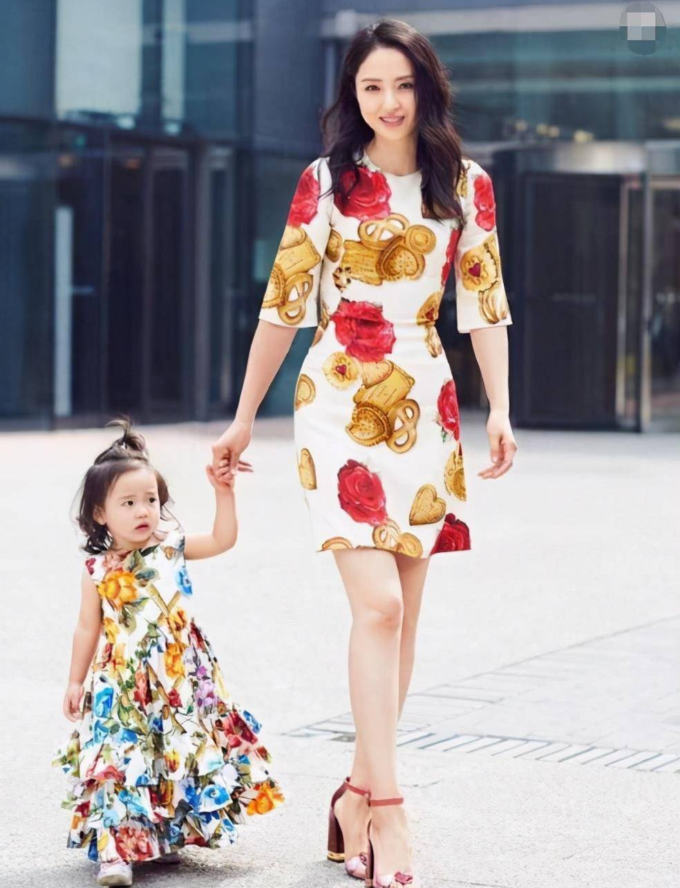 原创关悦晒董璇女儿近照,意外曝光佟丽娅儿子真容,网友:好像陈思诚