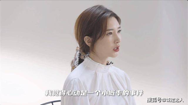 原创江疏影不愧是气质美女,米白衬衫配半裙皮肤白皙,踩小白鞋很少女