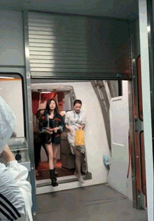 白丝一般人是真的hold不住的新疆美女娜扎,神颜配神腿,敢掀刘海的美女