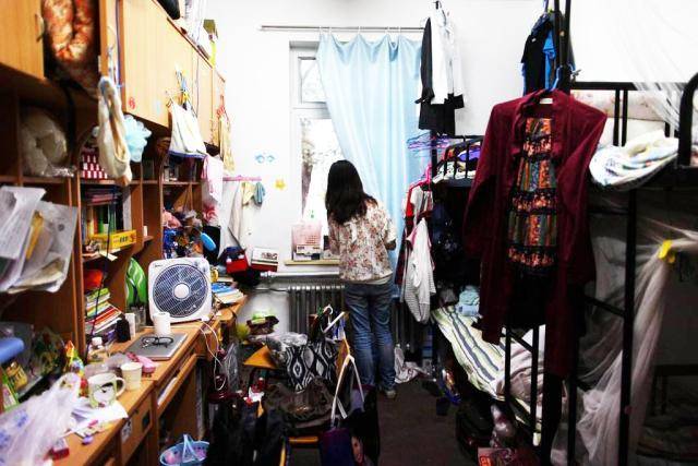 大学"糟糕"的宿舍是什么样的?8人挤在一间房,没有空调很难熬_寝室