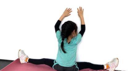 章子怡带女儿秀一字马!身材婀娜细腿瞩目,醒醒太可爱