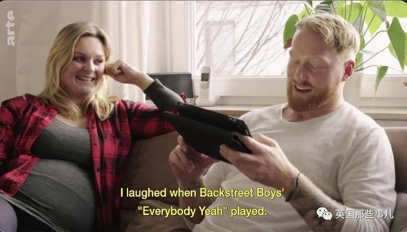 时,我突然忍不住大笑了起来… " 男人接着念: "她有美丽蓬松的金发,带