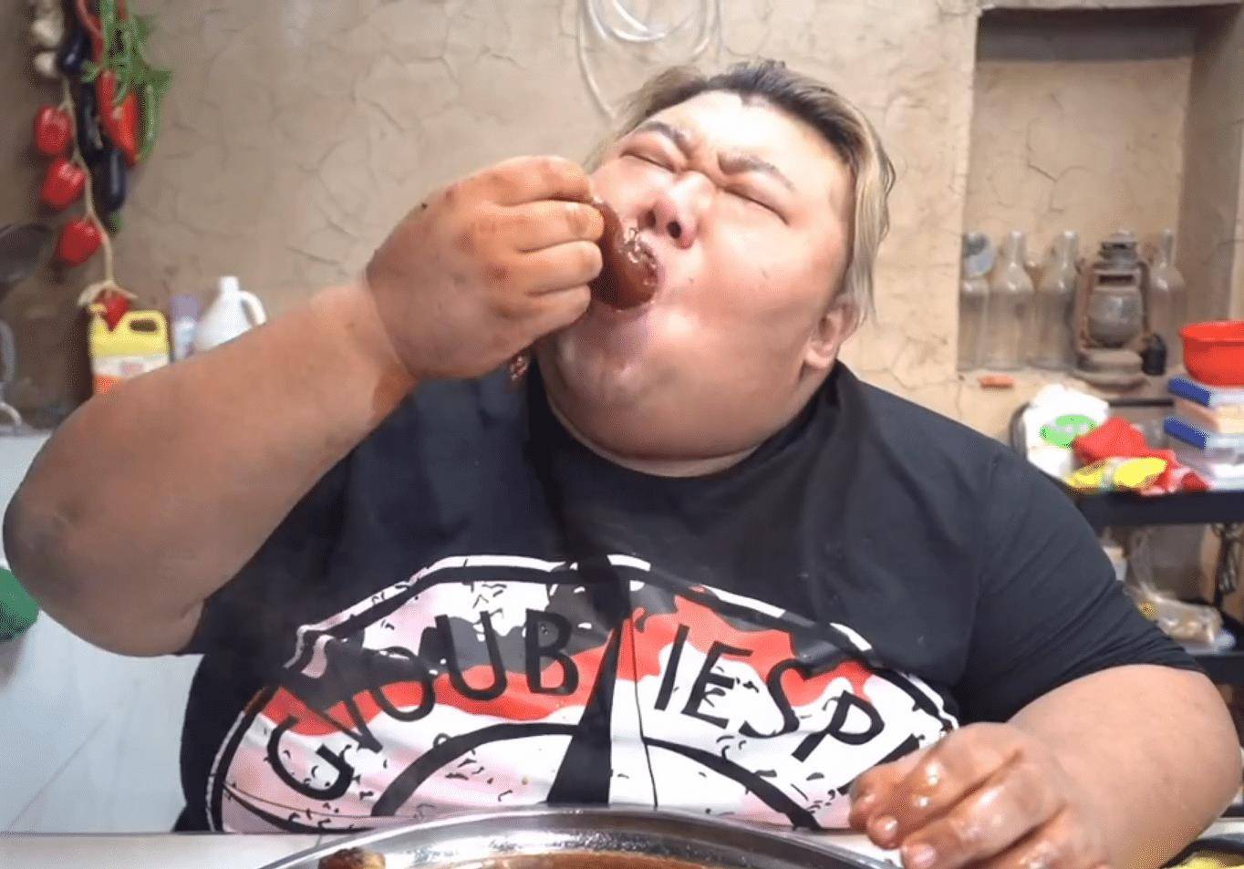600斤胖猴仔大口吃肉,猪蹄一分钟一个,网友:可不敢这么吃_肘子