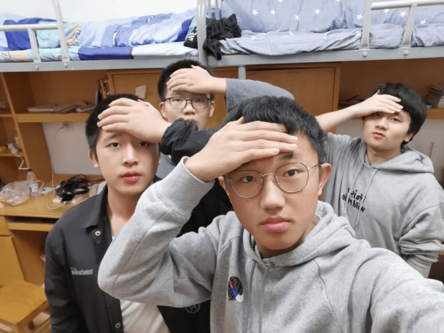 大学花式查寝火了导员不仅要求学生摆拍拍照姿势还很奇怪