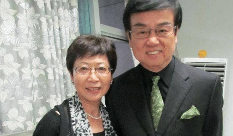 黄百鸣出席活动的时候偶尔也会带着妻子徐文娟一起参加,他的妻子虽说