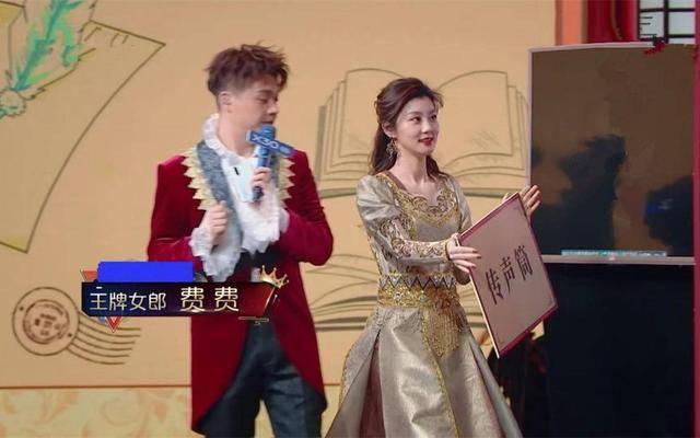 王牌女郎费费,一袭印花裙气质优雅,配波浪发更显韵味