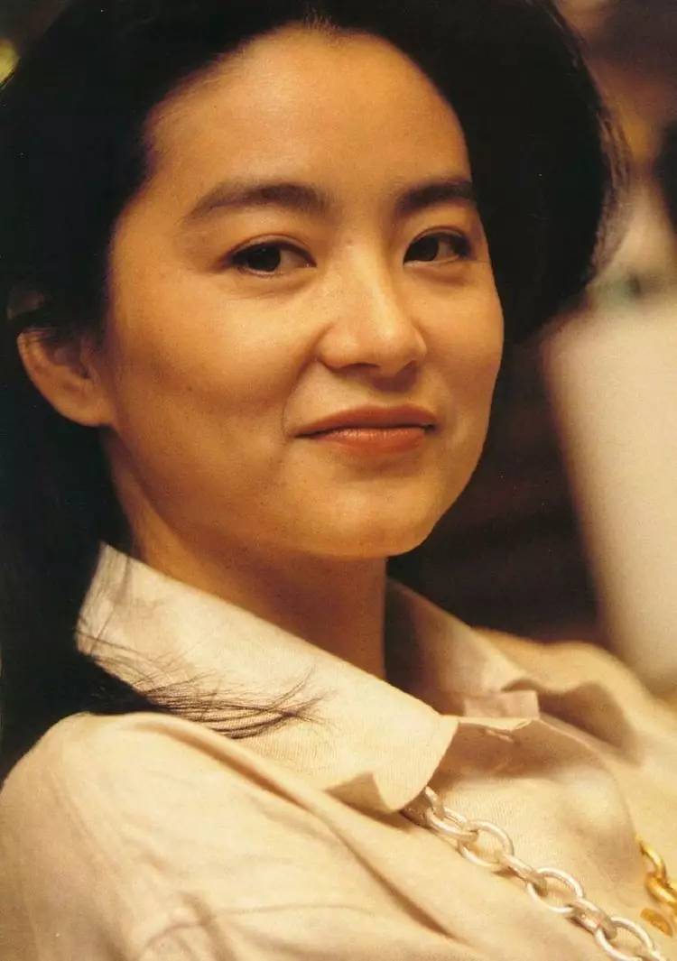 林青霞11月4日晒生日照!67岁美艳脱俗,吹生日蜡烛太有