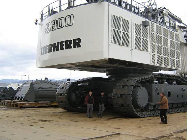 原创世界上最大的挖掘机,重达800吨