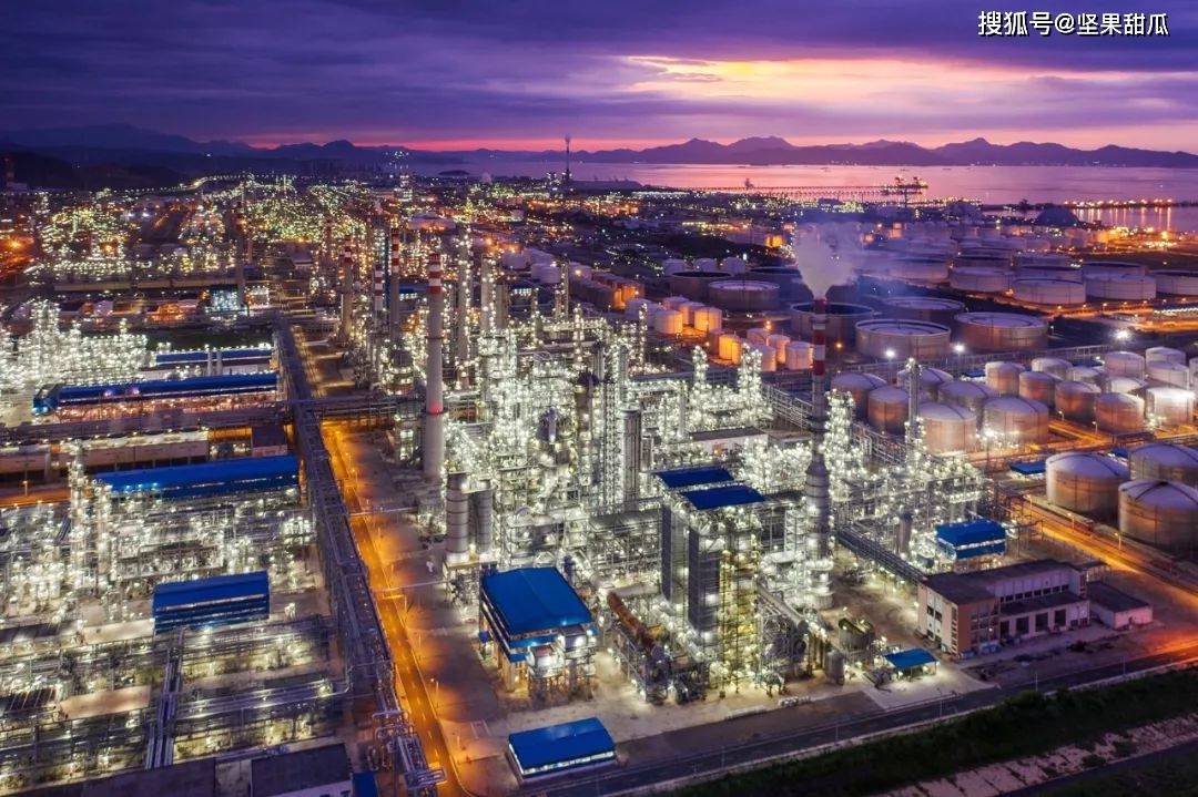 惠州大亚湾石化区目前总投资2300亿元,年炼油2200万吨,乙烯年产量220