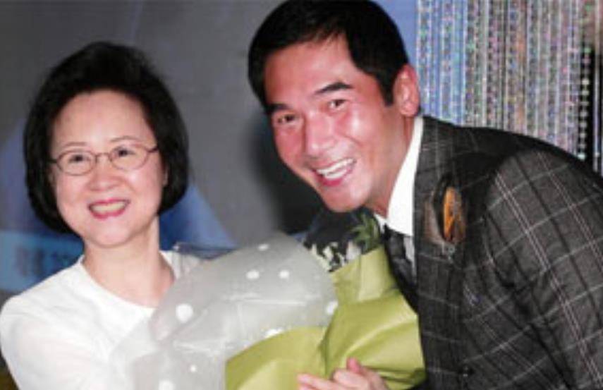 " 儿子满一岁那年,琼瑶边忙着照顾儿子边写作, 但从海外归来的庆筠,一