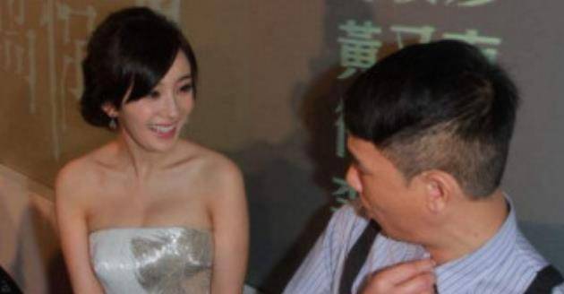 在电影孤岛惊魂的发布会上,刚结婚不久的陈小春被拍到视线常常往杨幂