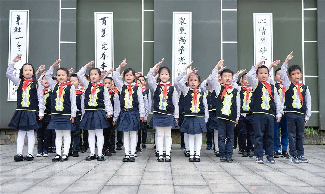 好看指数:★★★★2,成都市草堂小学校服评价:实小的校服清新典雅,不