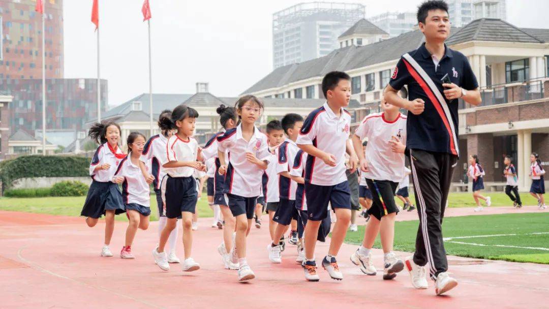 超美成都10所公办小学10所民办小学校服大pk哪一所是你的最爱