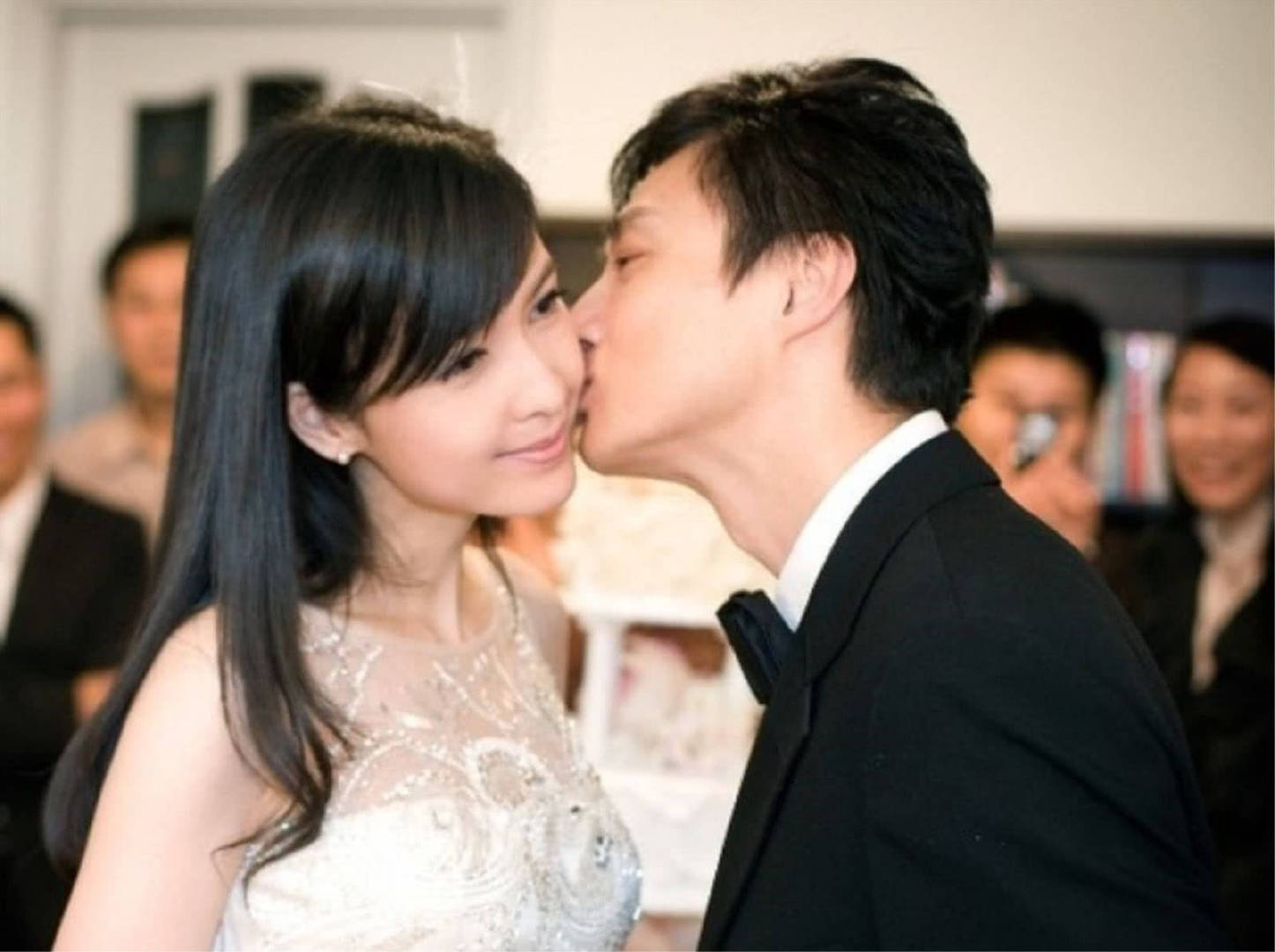 李果珍为倪匡生下了一儿一女,而儿子 倪震简直就是倪匡的翻版, 坐拥